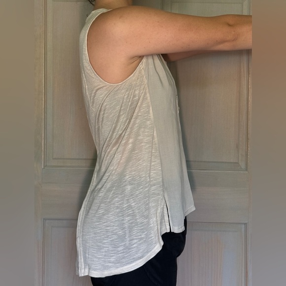 Cream colored Flowy tank top - Picture 3 of 8